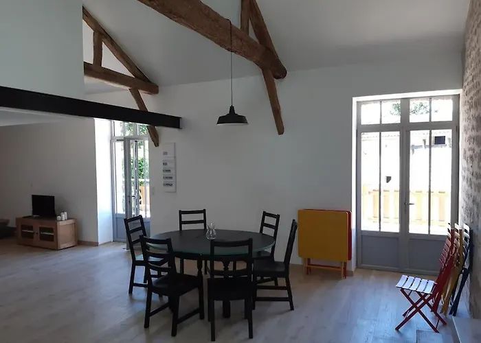 De Charme Individuel à La Campagne Xanton-Chassenon